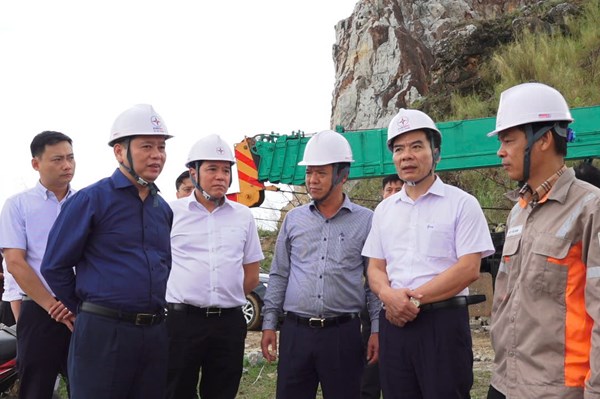 Nhiều đoàn công tác của EVN kiểm tra khắc phục sự cố lưới điện do bão số 3