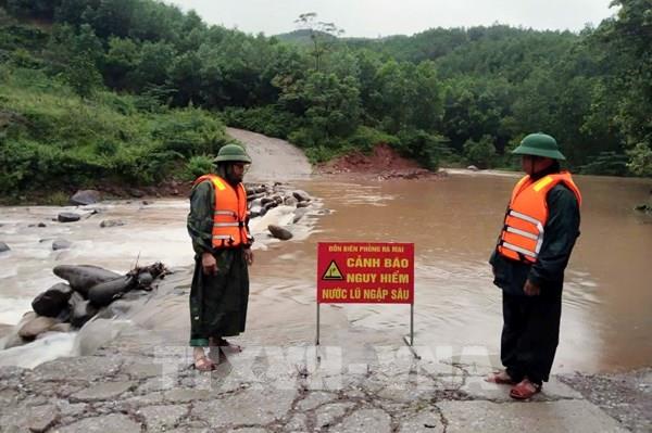 Bão số 4: Một số tuyến đường khu vực biên giới tại Quảng Bình bị chia cắt cục bộ do lũ