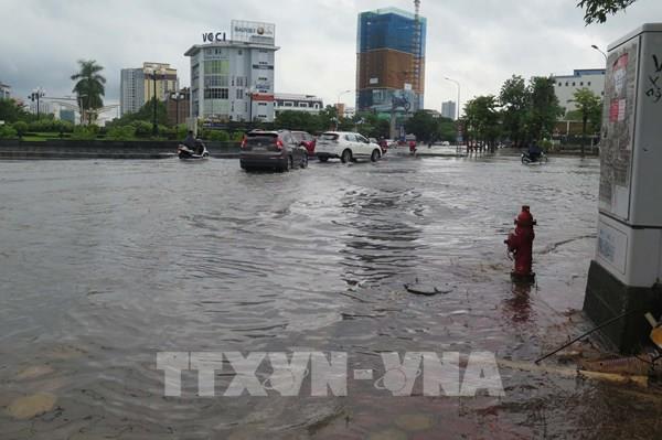Mưa to, nhiều tuyến đường ở thành phố Vinh ngập sâu