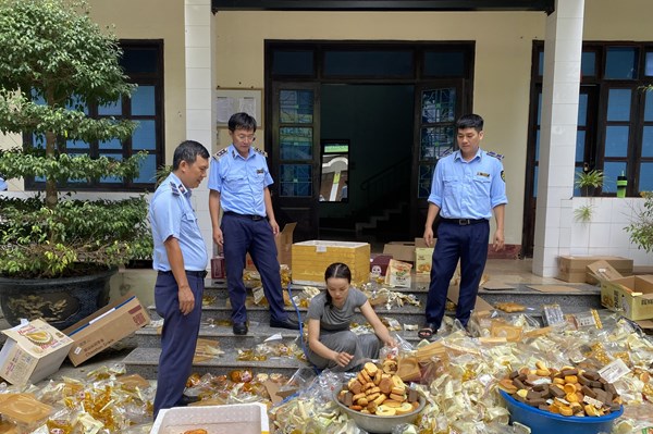 Giám sát buộc tiêu hủy gần 1.200 sản phẩm bánh các loại nhập 