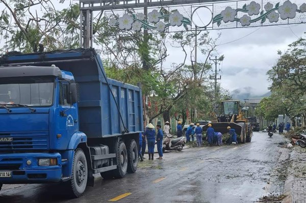 Ngành than chia sẻ bớt khó khăn sau bão cùng địa phương