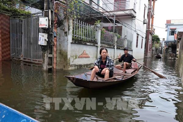 Nước ngập sâu, đời sống người dân nhiều nơi ở Mỹ Đức (Hà Nội) gặp khó khăn