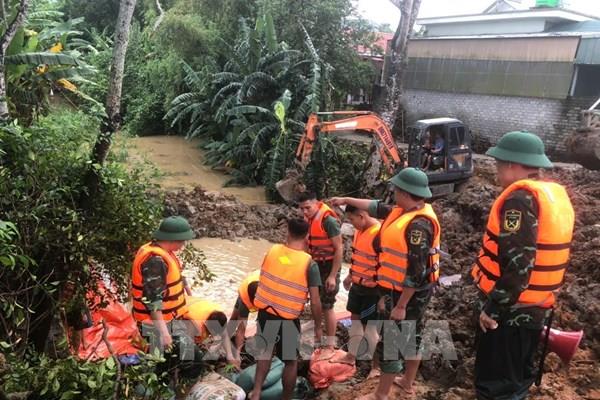 Xuyên đêm xử lý sự cố rò rỉ thấm chân đê ở Thanh Hóa
