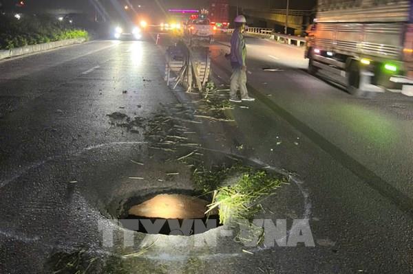 Khẩn trương cắm biển cảnh báo, phân luồng giao thông tránh hố sụt lớn trên Quốc lộ 18