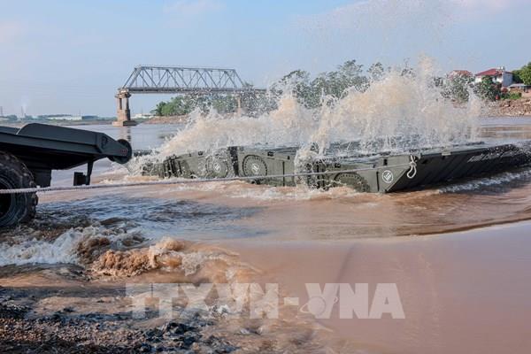 Hạ thủy các đốt khơi chuẩn bị ghép cầu phao tại khu vực cầu Phong Châu bị sập