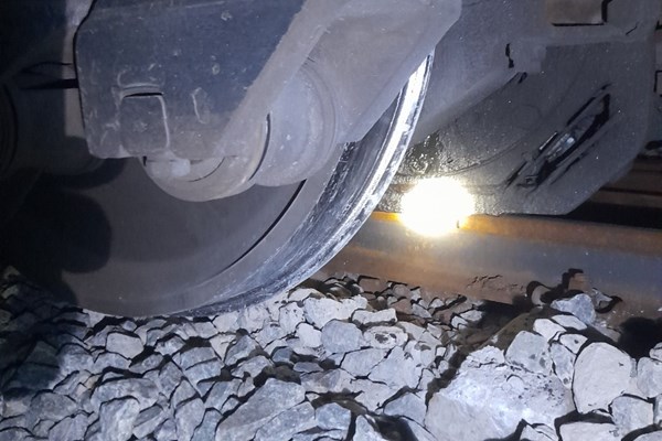 Đầu máy tàu chở hàng trật bánh tại khu vực Lăng Cô