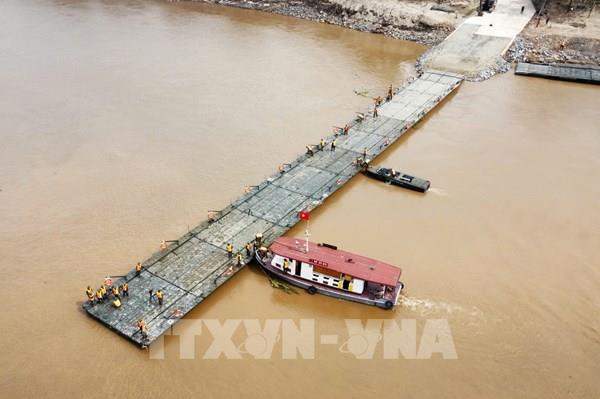 Đang lắp đặt cầu phao dã chiến thay cầu Phong Châu bị sập