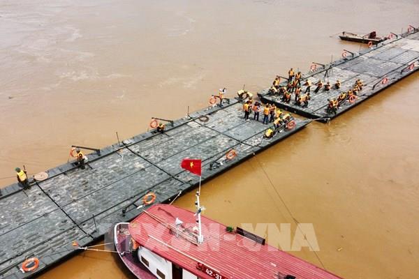 Chính thức hợp long cầu phao Phong Châu