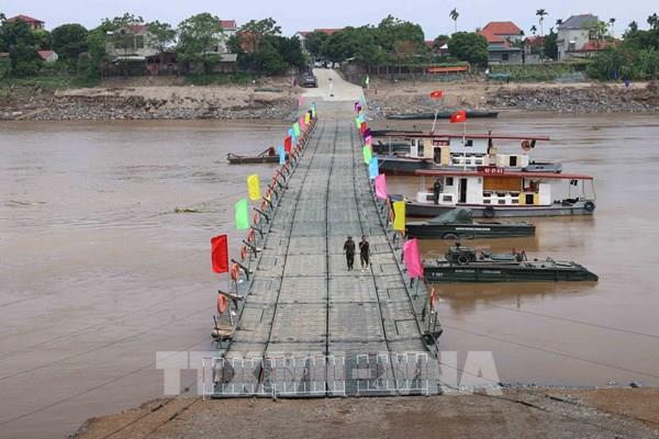 Vụ sập cầu Phong Châu: Lắp đặt cầu phao dã chiến phục vụ đi lại của người dân