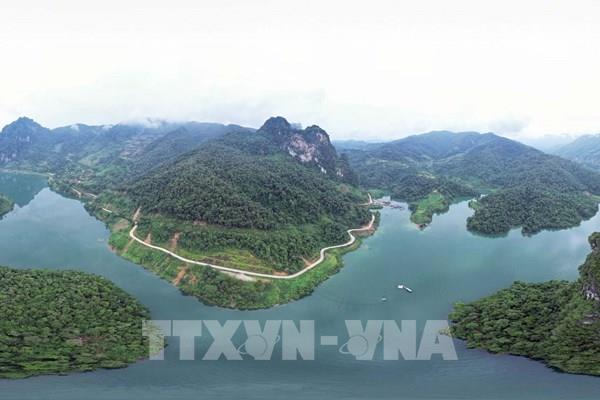 Vịnh Pá Khôm (Lai Châu) - viên ngọc xanh giữa núi rừng Tây Bắc