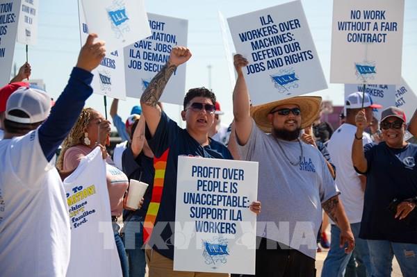 Đình công tại các cảng của Mỹ làm gián đoạn thương mại hàng hải toàn cầu