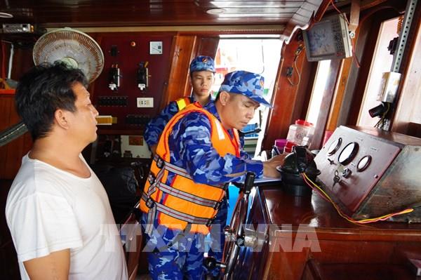 Bắt giữ tàu vận chuyển hơn 70.000 lít dầu DO trái phép