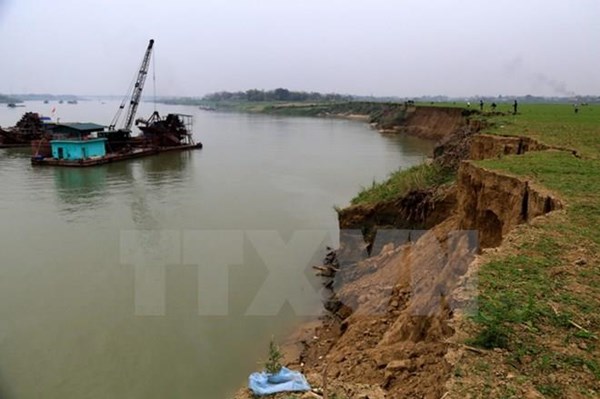 Một doanh nghiệp bị xử phạt khi khai thác cát sỏi vượt độ sâu cho phép