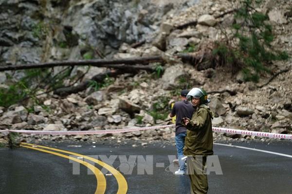 Lâm Đồng: Sau mưa lớn, đất đá sạt lở xuống đèo Prenn