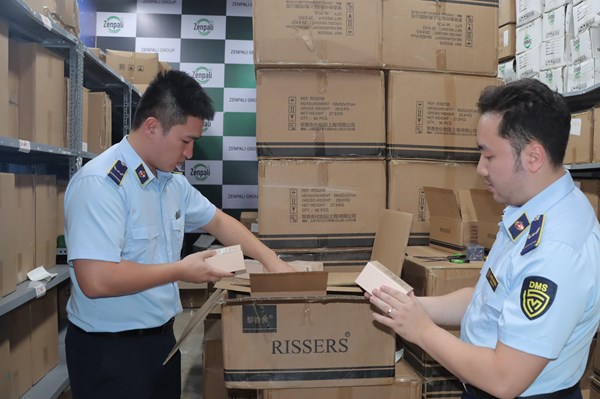 Thu giữ hơn 10.000 chai nước hoa không rõ nguồn gốc bán trên Tiktok