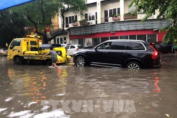 Kinh nghiệm lái xe an toàn trong mưa bão và cách xử lý khi ô tô bị ngập nước