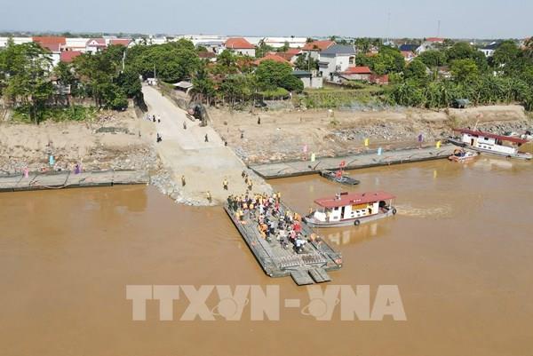 Vụ sập cầu Phong Châu: Vận hành 2 phà cơ động phục vụ người dân lưu thông qua sông Hồng