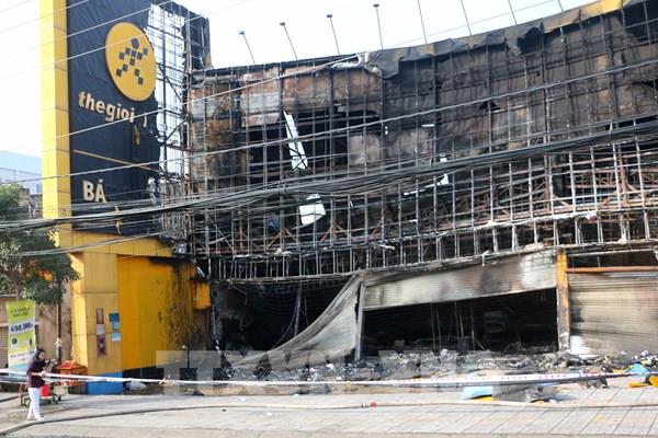 Siêu thị điện máy ở Long Xuyên (An Giang) bị lửa thiêu rụi lúc rạng sáng