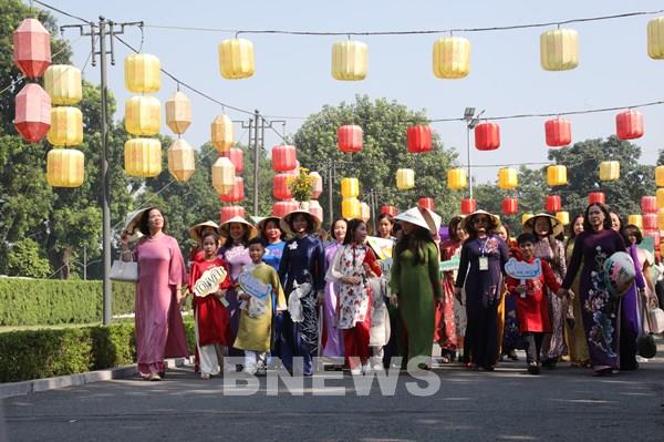 Carnaval Áo dài: Thướt tha tà áo trong thu Hà Nội
