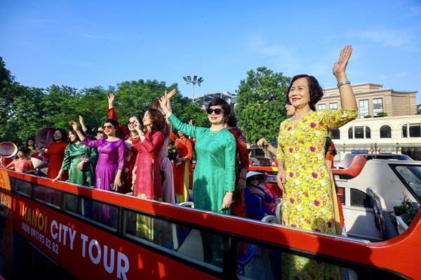 700 tà áo dài trên xe buýt 2 tầng chào mừng 70 năm Ngày Giải phóng Thủ đô