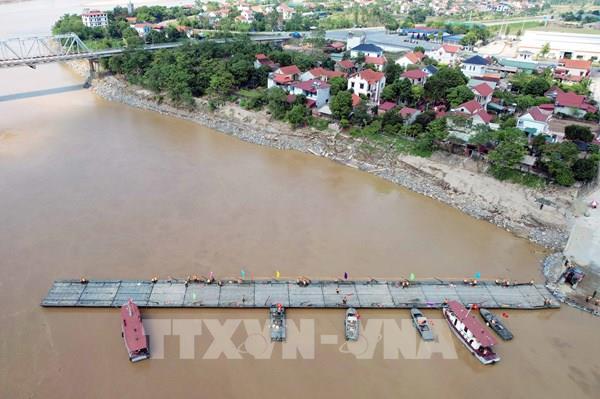 Lắp đặt lại cầu phao Phong Châu sau 6 ngày tạm dừng hoạt động