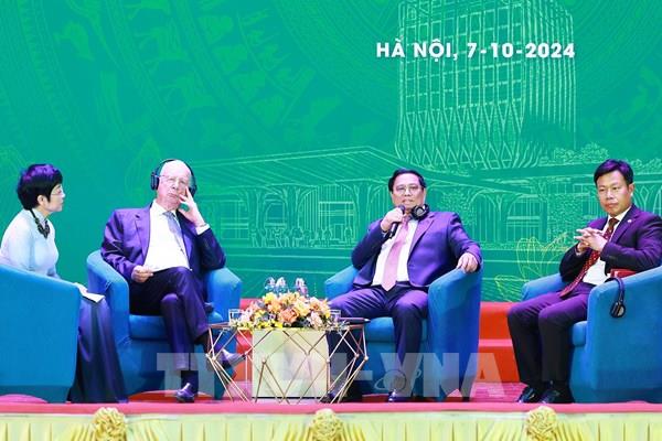 Thủ tướng Phạm Minh Chính và Chủ tịch Diễn đàn Kinh tế Thế giới giao lưu với sinh viên Việt Nam
