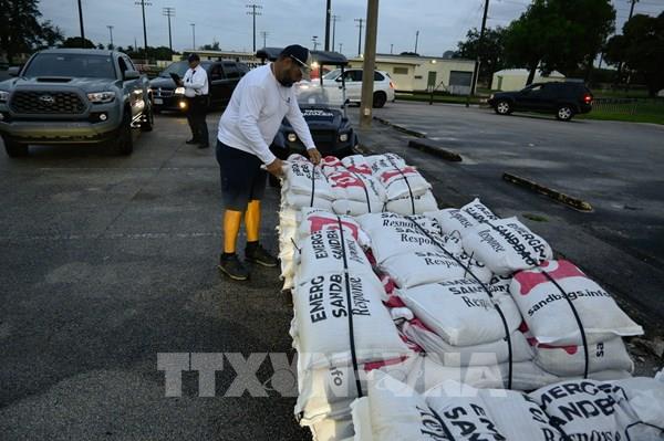 Bão Milton giảm cấp trước khi đổ bộ vào bang Florida (Mỹ)