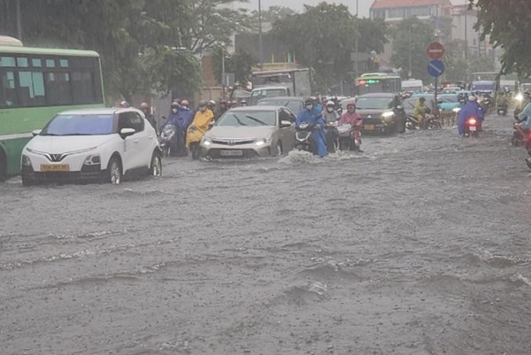 Thành phố Hồ Chí Minh mưa trắng trời, đường phố ngập trong “biển nước”