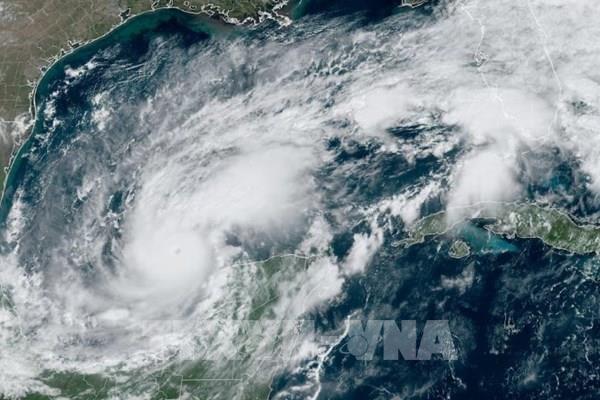 Siêu bão Milton tăng cường độ trở lại