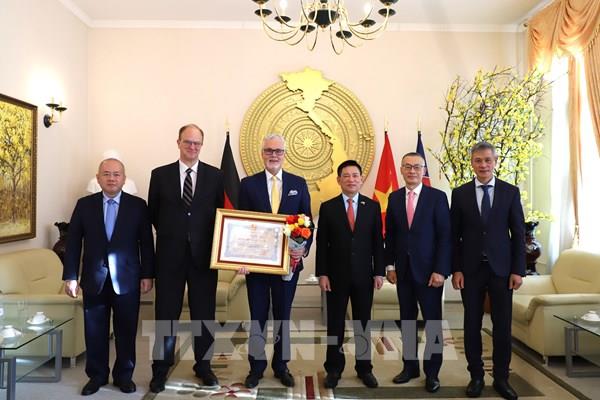 Trao tặng Huân chương Hữu nghị cho cựu Đại sứ Đức tại Việt Nam