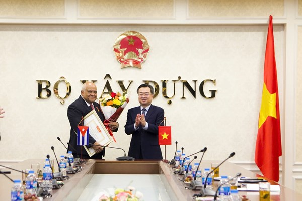 Trao tặng Kỷ niệm chương Vì sự nghiệp Xây dựng cho Đại sứ Cuba tại Việt Nam