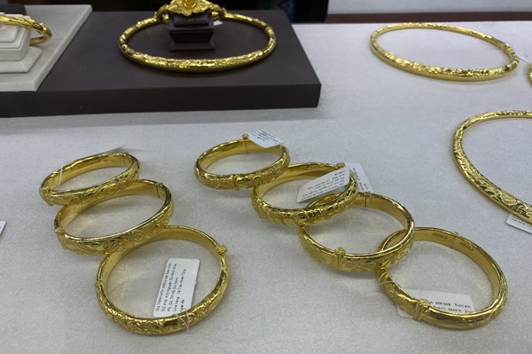 Giá vàng nhẫn sáng 18/10 áp sát vàng miếng SJC