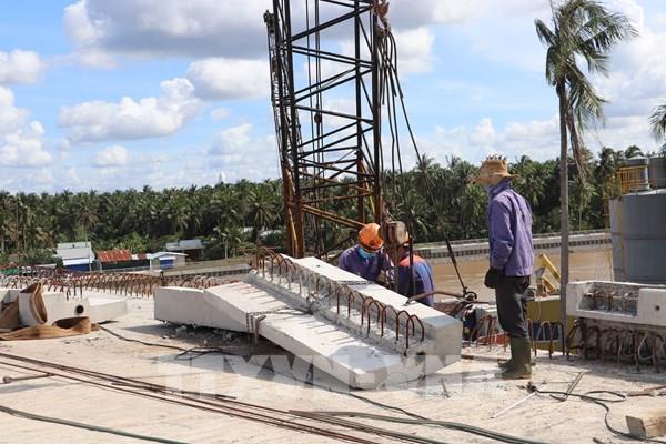 Hợp long cầu Chợ Gạo trên trục đường dọc sông Tiền