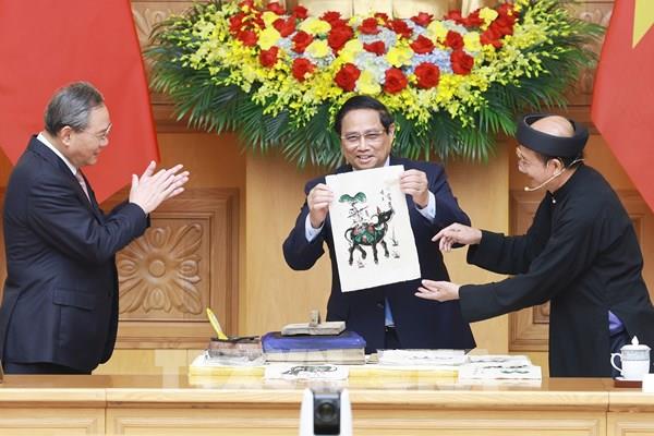Thủ tướng Phạm Minh Chính cùng Thủ tướng Trung Quốc Lý Cường trải nghiệm in tranh Đông Hồ
