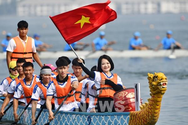 70 năm giải phóng Thủ đô: Hồ Tây rộn ràng với giải đua thuyền