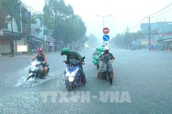 Nhiều tuyến đường ở Cần Thơ ngập nặng, kẹt xe sau trận mưa 113mm