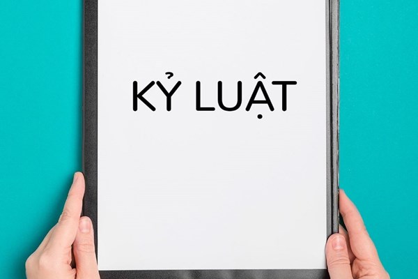 Kỷ luật cảnh cáo cô giáo đề nghị phụ huynh hỗ trợ tiền mua laptop
