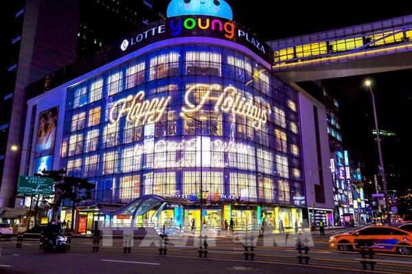 Doanh số của ba "đại gia" bách hóa châu Á giảm mạnh