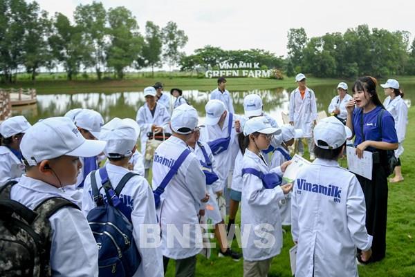 Vinamilk lan tỏa ý thức bảo vệ môi trường đến học sinh tại nhà máy “xanh”