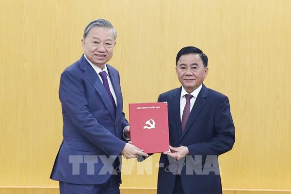 Tổng Bí thư Tô Lâm trao Quyết định phân công đồng chí Trần Cẩm Tú giữ chức Thường trực Ban Bí thư