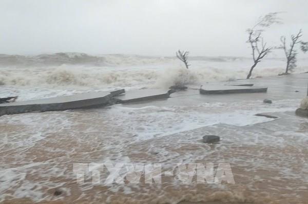 Sóng lớn tràn vào đất liền, Thừa Thiên – Huế sơ tán người dân ven biển Thuận An