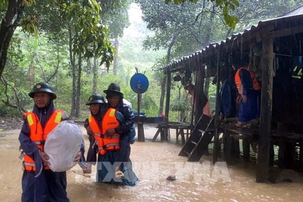 Quảng Bình: Mưa lớn gây ngập lụt, nước sông vượt báo động cao