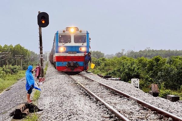 Thông tuyến đường sắt qua Vĩnh Linh (Quảng Trị) sau bão số 6