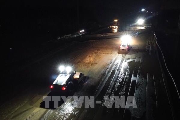 Thi công xuyên đêm đáp ứng tiến độ cao tốc Cao Lãnh - An Hữu