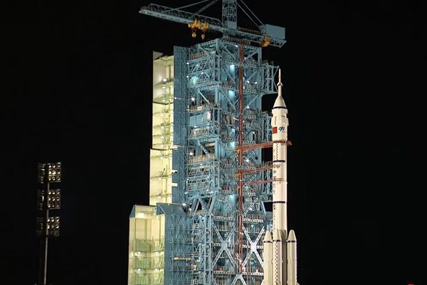 Trung Quốc phóng tàu vũ trụ Thần Châu-19