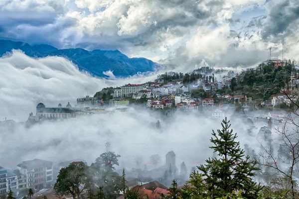 Du khách háo hức trải nghiệm "Chạm Sa Pa - Chạm những tầng mây"