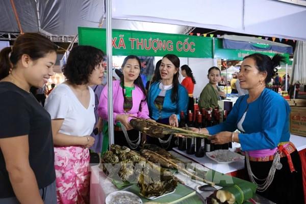 Tưng bừng phiên chợ vùng cao tỉnh Hòa Bình năm 2024