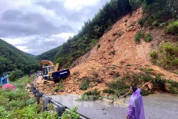 Quảng Bình khẩn trương khắc phục, thông các tuyến quốc lộ sau lũ
