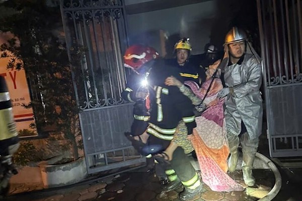 Hà Nội: Cứu 2 người thoát nạn khỏi đám cháy tại phố Trần Kim Xuyến