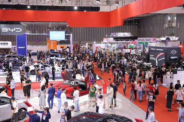 Triển lãm Ô tô và Xe máy Việt Nam thu hút gần 240.000 lượt khách tham quan